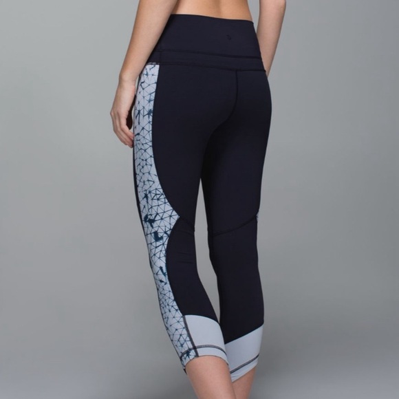 Lululemon Retreat 7/8 Pant in Naval Blue / Star Crushed Silver Fox Deep Navy - Picture 9 of 9